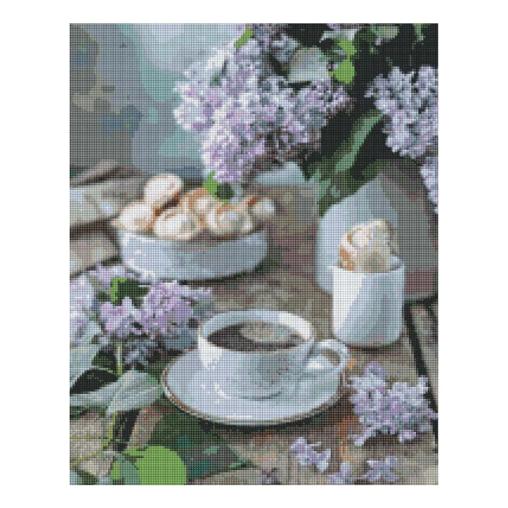 Timanttimaalaus kahvikuppi pöydällä syreenit