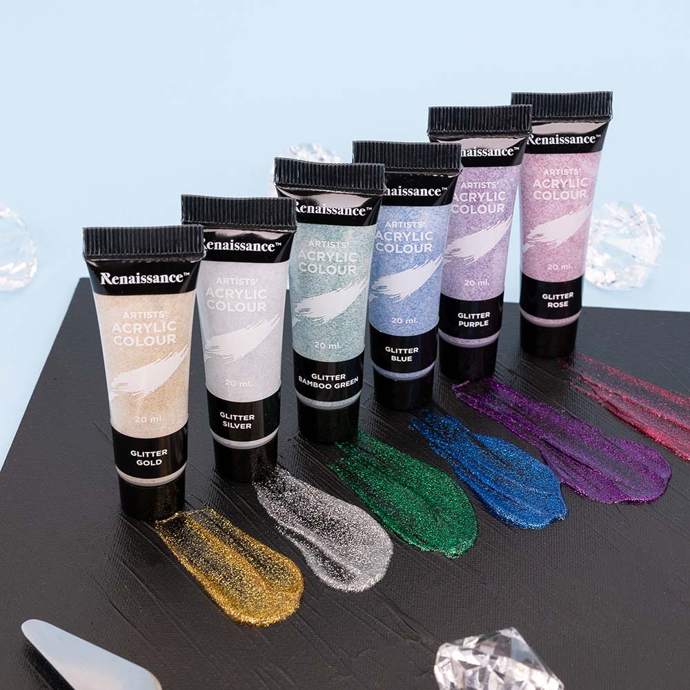 Kuivuttuaan maalien lopputulos on kimmeltävän glitterinen.